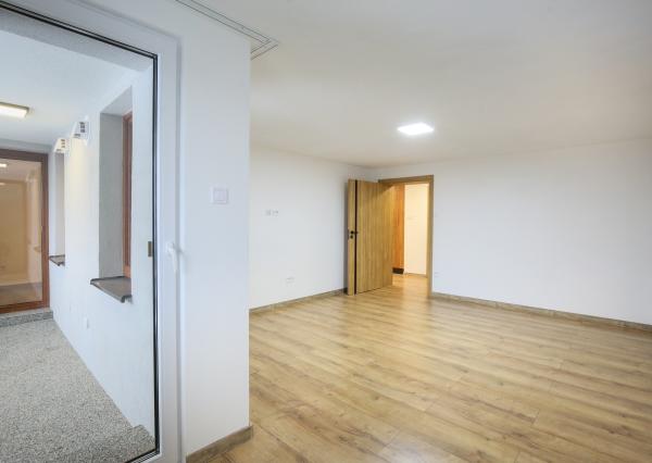 PRENÁJOM 2-izbový priestranný byt, 70m2, Banská Štiavnica