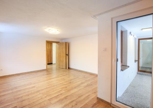 PRENÁJOM 2-izbový priestranný byt, 70m2, Banská Štiavnica