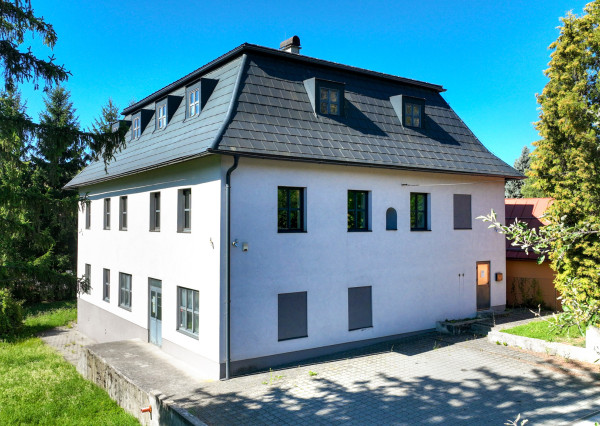 Zrekonštruovaná budova - 1300m2 pozemok Banská Štiavnica