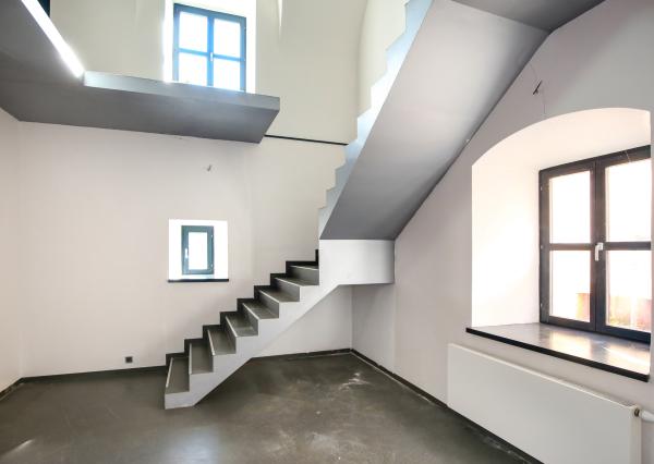 Zrekonštruovaná budova - 1300m2 pozemok Banská Štiavnica