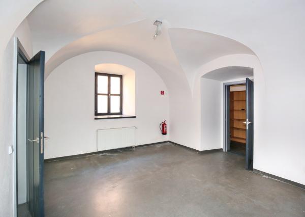 Zrekonštruovaná budova - 1300m2 pozemok Banská Štiavnica