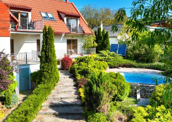 Rodinný dom s 5 bytovými jednotkami a s krásnou záhradou