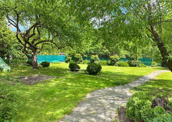 Rodinný dom s 5 bytovými jednotkami a s krásnou záhradou