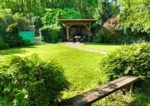 Rodinný dom s 5 bytovými jednotkami a s krásnou záhradou