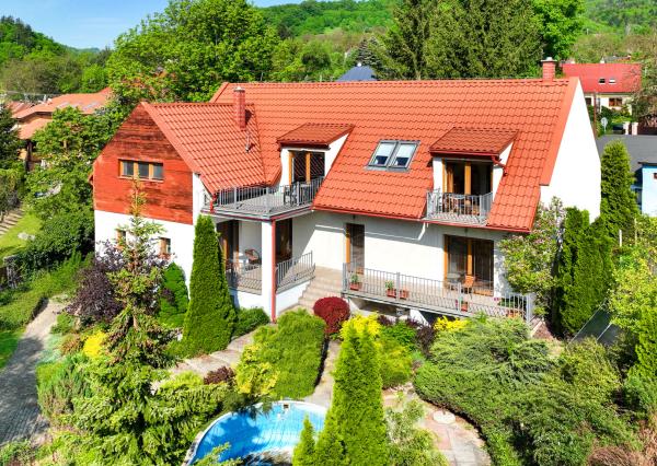 Rodinný dom s 5 bytovými jednotkami a s krásnou záhradou