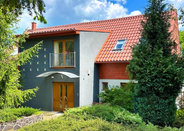 Rodinný dom s 5 bytovými jednotkami a s krásnou záhradou