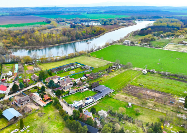 Zabehnutá menšia farma s pozemkom 3800m2 Želiezovce
