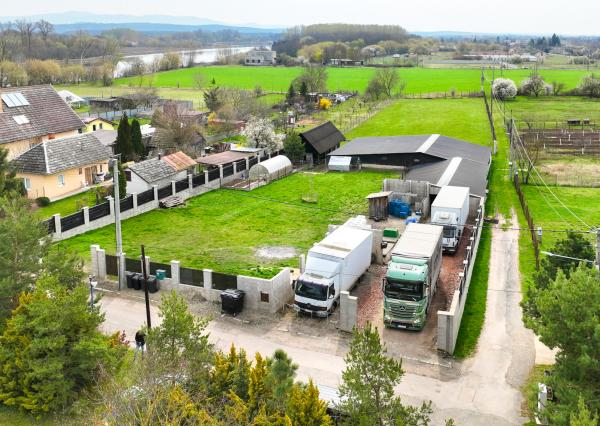 Zabehnutá menšia farma s pozemkom 3800m2 Želiezovce