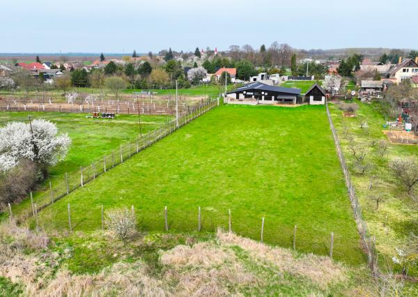 Zabehnutá menšia farma s pozemkom 3800m2 Želiezovce