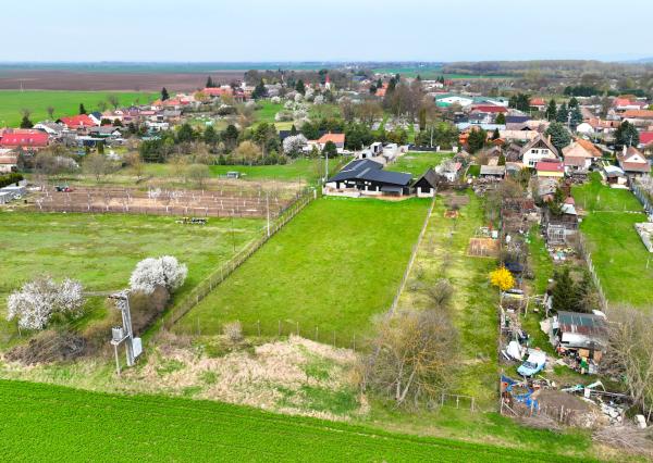 Zabehnutá menšia farma s pozemkom 3800m2 Želiezovce