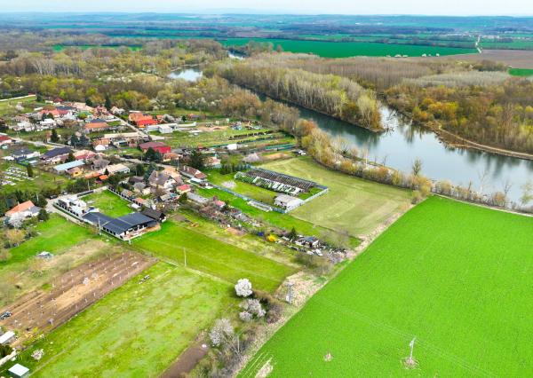 Zabehnutá menšia farma s pozemkom 3800m2 Želiezovce