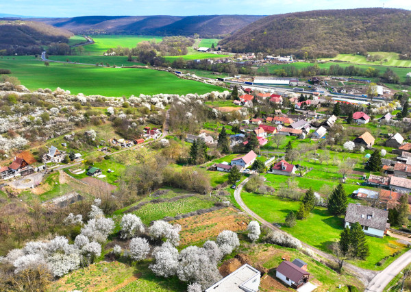 Slnečný stavebný pozemok 3500m2 Hontianske Tesáre