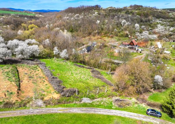 Slnečný stavebný pozemok 3500m2 Hontianske Tesáre