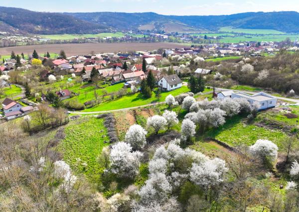 Slnečný stavebný pozemok 3500m2 Hontianske Tesáre