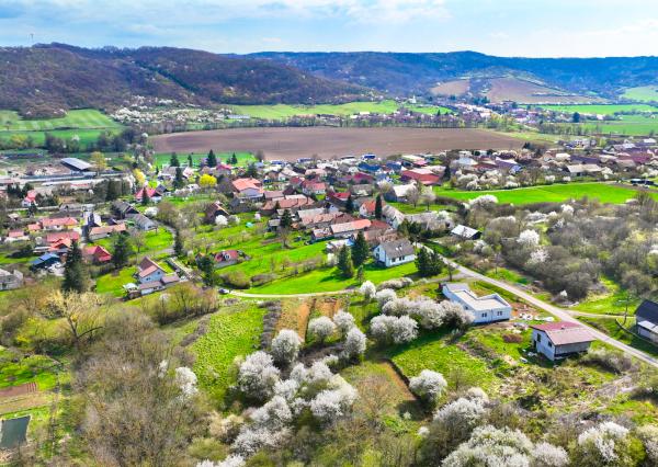 Slnečný stavebný pozemok 3500m2 Hontianske Tesáre