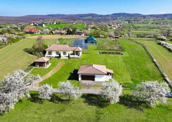 Moderná rodinná usadlosť, pozemok o veľkosti 9000m2, Krupina