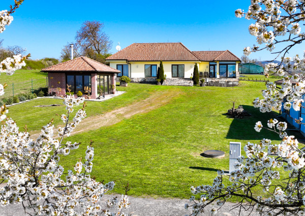 Moderná rodinná usadlosť, pozemok o veľkosti 9000m2, Krupina