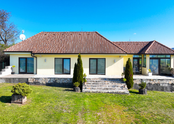 Moderná rodinná usadlosť, pozemok o veľkosti 9000m2, Krupina