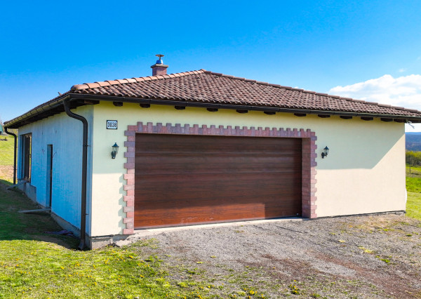 Moderná rodinná usadlosť, pozemok o veľkosti 9000m2, Krupina