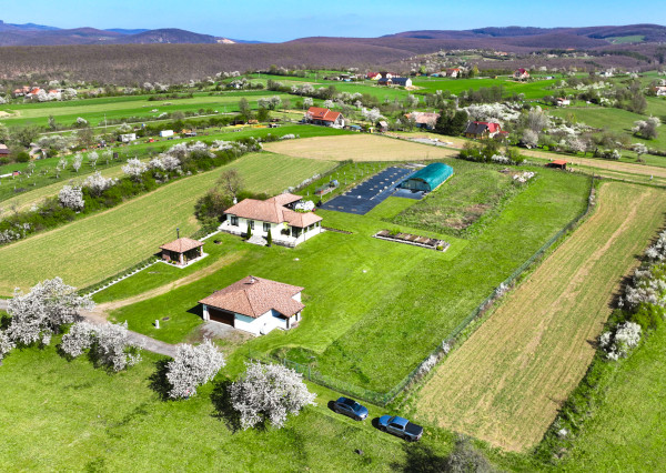 Moderná rodinná usadlosť, pozemok o veľkosti 9000m2, Krupina