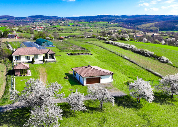 Moderná rodinná usadlosť, pozemok o veľkosti 9000m2, Krupina