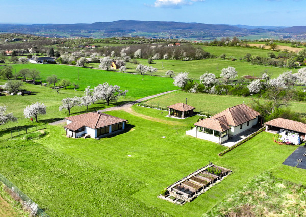 Moderná rodinná usadlosť, pozemok o veľkosti 9000m2, Krupina