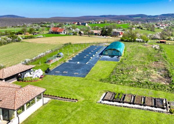 Moderná rodinná usadlosť, pozemok o veľkosti 9000m2, Krupina