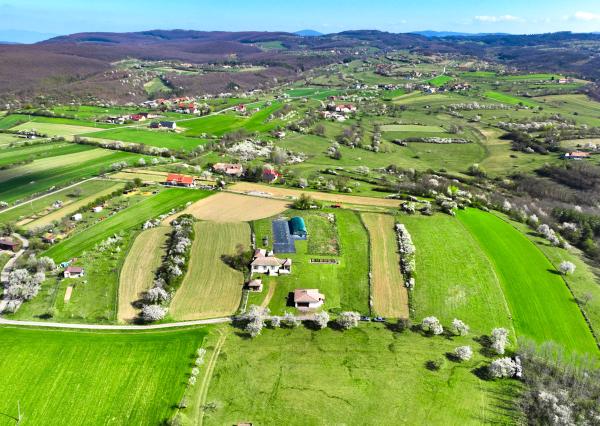 Moderná rodinná usadlosť, pozemok o veľkosti 9000m2, Krupina