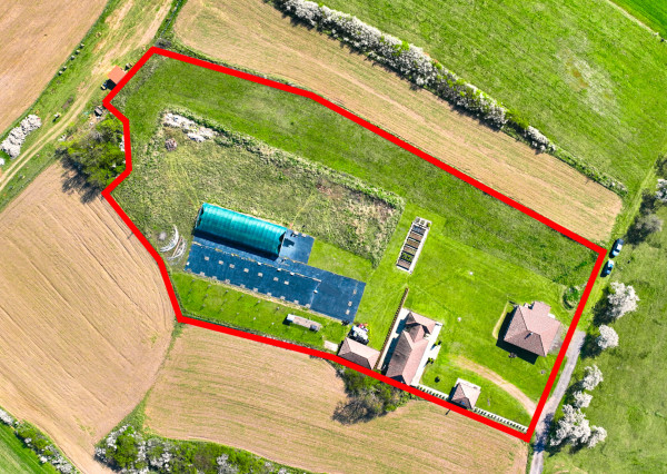 Moderná rodinná usadlosť, pozemok o veľkosti 9000m2, Krupina