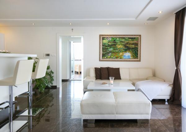 Moderná rodinná usadlosť, pozemok o veľkosti 9000m2, Krupina