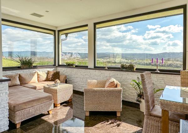 Moderná rodinná usadlosť, pozemok o veľkosti 9000m2, Krupina