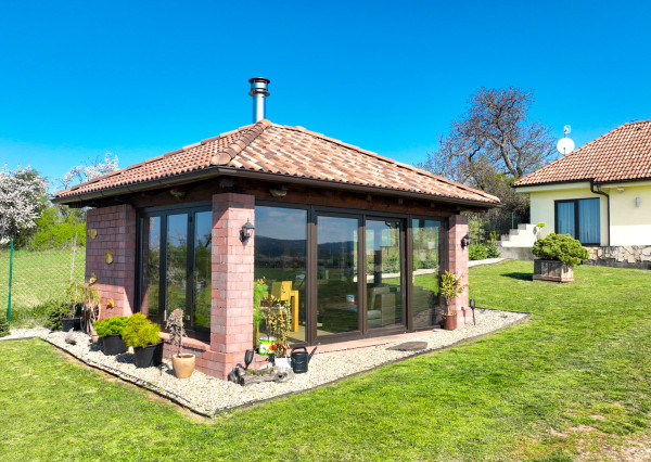 Moderná rodinná usadlosť, pozemok o veľkosti 9000m2, Krupina