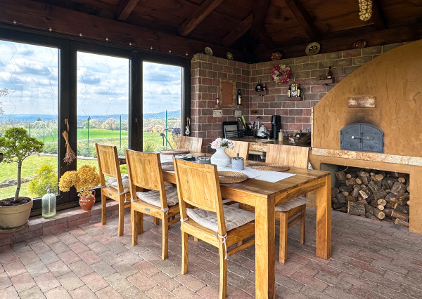 Moderná rodinná usadlosť, pozemok o veľkosti 9000m2, Krupina