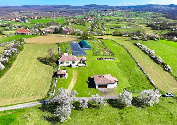 Moderná rodinná usadlosť, pozemok o veľkosti 9000m2, Krupina