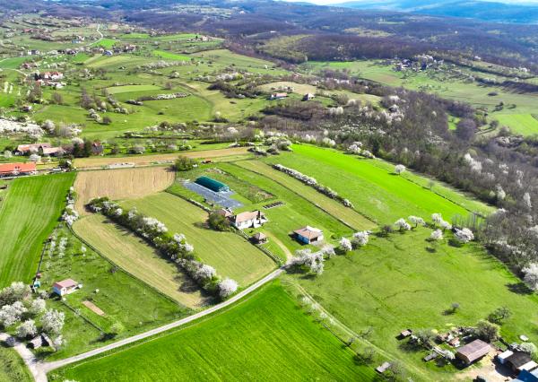 Moderná rodinná usadlosť, pozemok o veľkosti 9000m2, Krupina