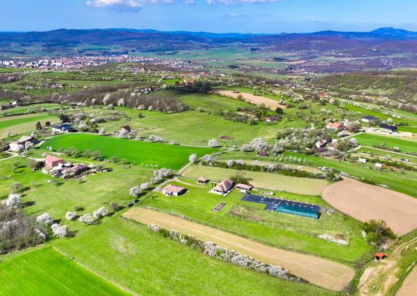 Moderná rodinná usadlosť, pozemok o veľkosti 9000m2, Krupina