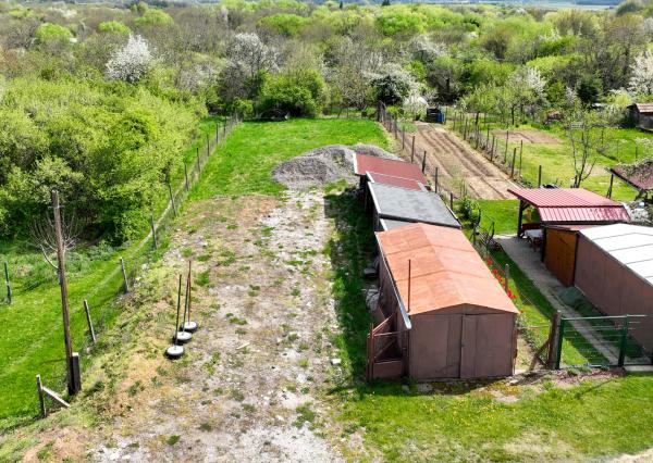 Viacúčelový investičný rovinatý pozemok 750m2 Pukanec