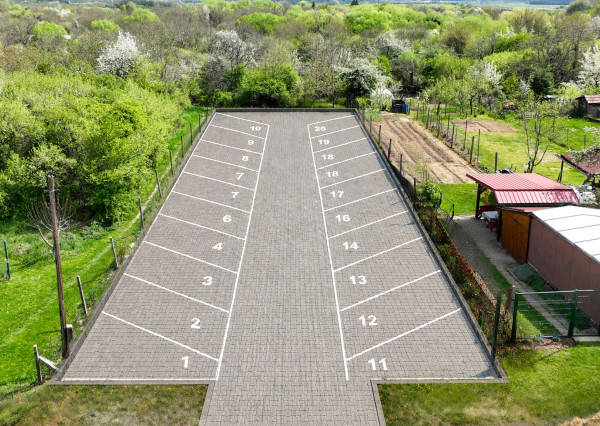 Viacúčelový investičný rovinatý pozemok 750m2 Pukanec