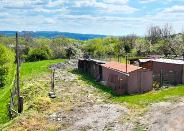 Viacúčelový investičný rovinatý pozemok 750m2 Pukanec