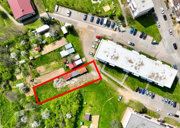 Viacúčelový investičný rovinatý pozemok 750m2 Pukanec