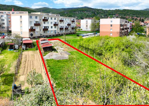 Viacúčelový investičný rovinatý pozemok 750m2 Pukanec
