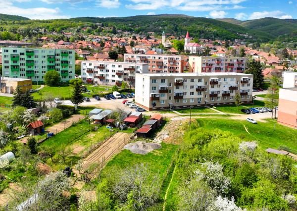 Viacúčelový investičný rovinatý pozemok 750m2 Pukanec