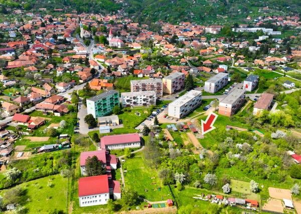 Viacúčelový investičný rovinatý pozemok 750m2 Pukanec