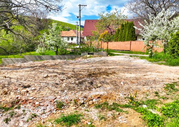 Pozemok so sieťami a možnosťou stavby 333m2, Pukanec