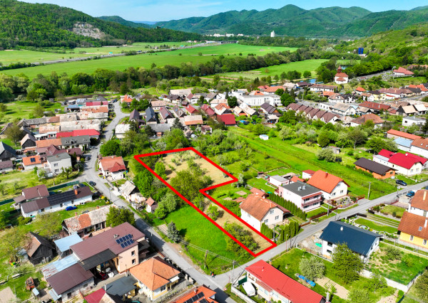 Slnečný, rovinatý pozemok s možnosťou stavby 1565m², Voznica