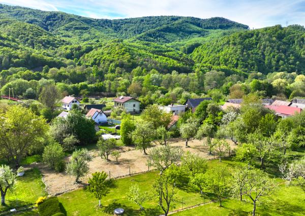 Slnečný, rovinatý pozemok s možnosťou stavby 1565m², Voznica