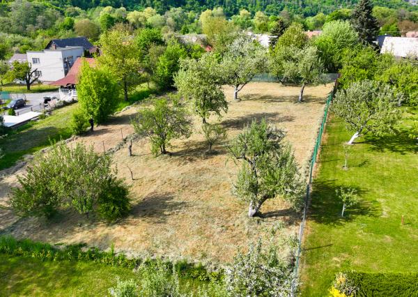 Slnečný, rovinatý pozemok s možnosťou stavby 1565m², Voznica