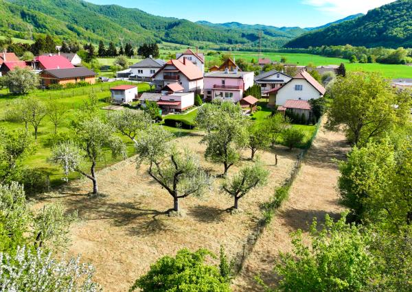 Slnečný, rovinatý pozemok s možnosťou stavby 1565m², Voznica