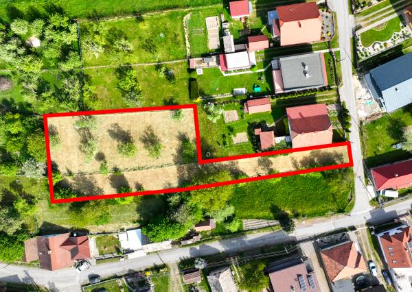 Slnečný, rovinatý pozemok s možnosťou stavby 1565m², Voznica