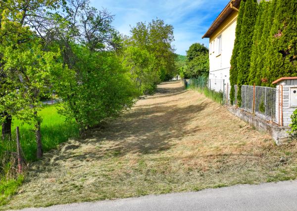 Slnečný, rovinatý pozemok s možnosťou stavby 1565m², Voznica